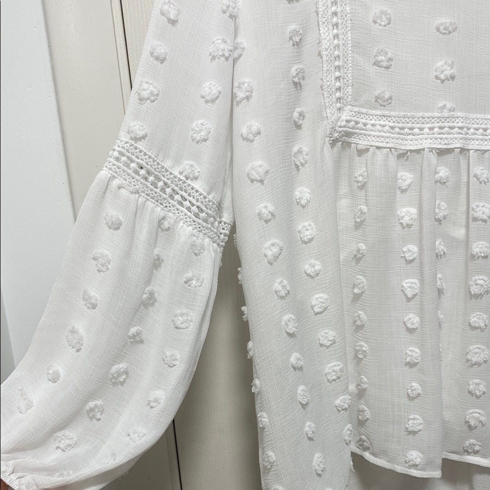 Elegant White Blouse - Picture 2 of 3